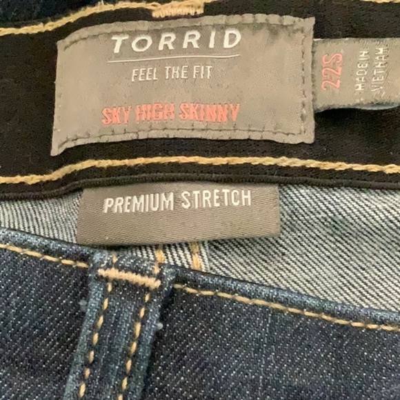 TORRID-FEEL the fit sky high skinny jeans pants. Slightly distressed. Size 22S - Picture 5 of 6